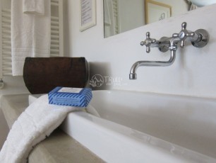 Trullo Iduna | big bathroom (detail)